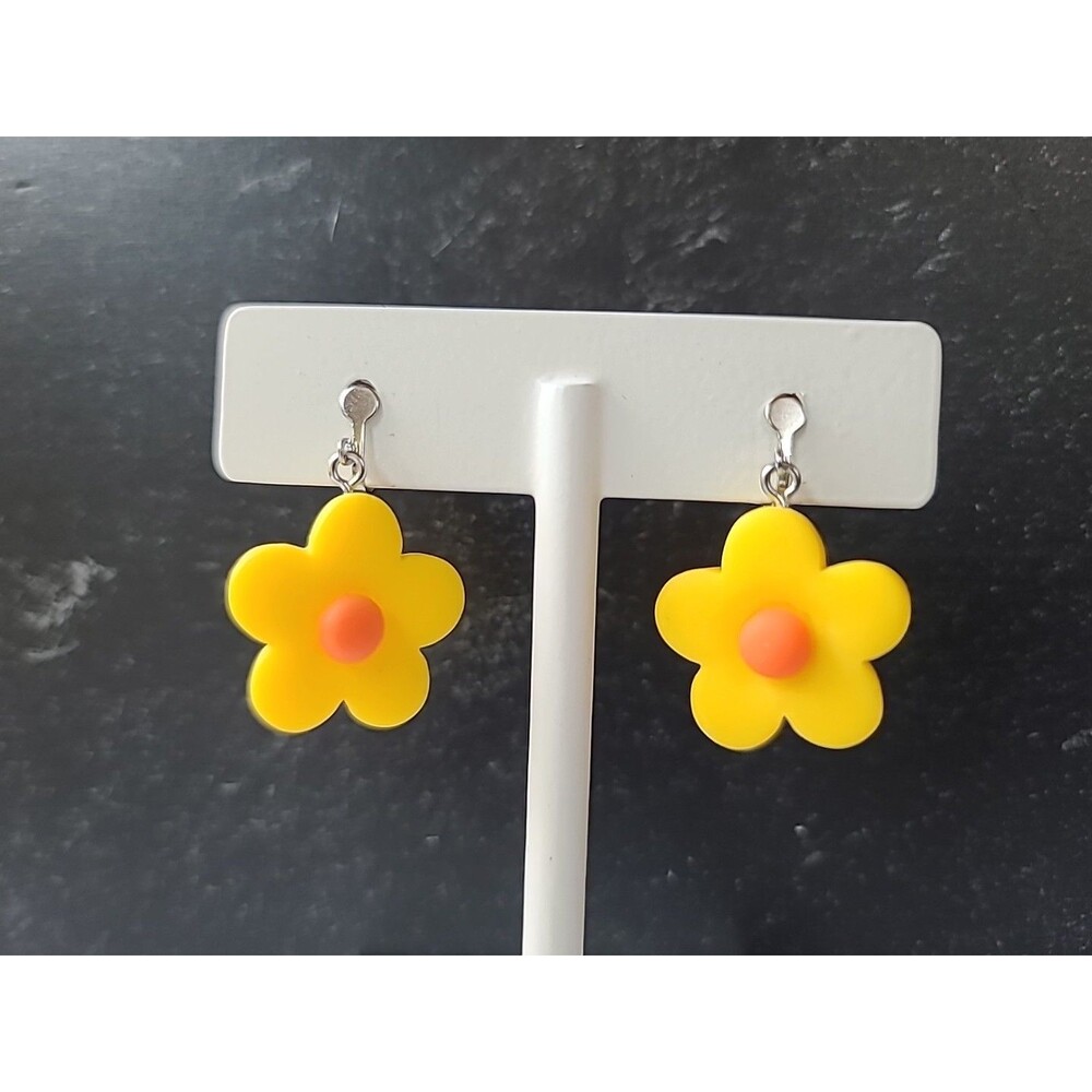 Daisy Flower Shaped Plastic Dangling Clip-on Earrings Vintage Costume Jewelry